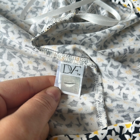 DVF Silk Cotton Blend White Daffodil 🌼 Classic Wrap Dress - Picture 8 of 9